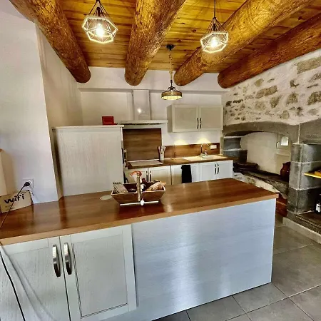 Le Margeride- Corps De Ferme - 3500m2 De Terrain *