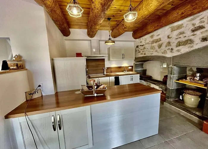 Le Margeride- Corps De Ferme - 3500m2 De Terrain *